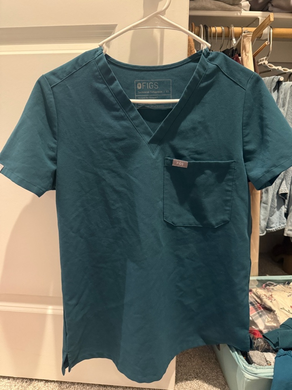 FIGS Men's Teal V-Neck Scrub Top with Chest Pocket